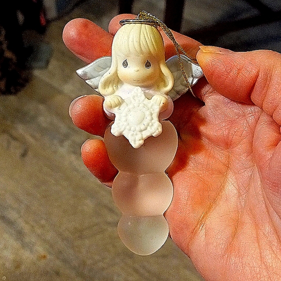 2001 precious moments angel holding snowflake frosted glass...